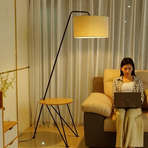 Đèn cây chao vải linen trang trí góc đọc sách phòng khách — ánh sáng ấm, dịu mắt Đèn cây chao vải linen trang trí góc đọc sách phòng khách — ánh sáng ấm, dịu mắt