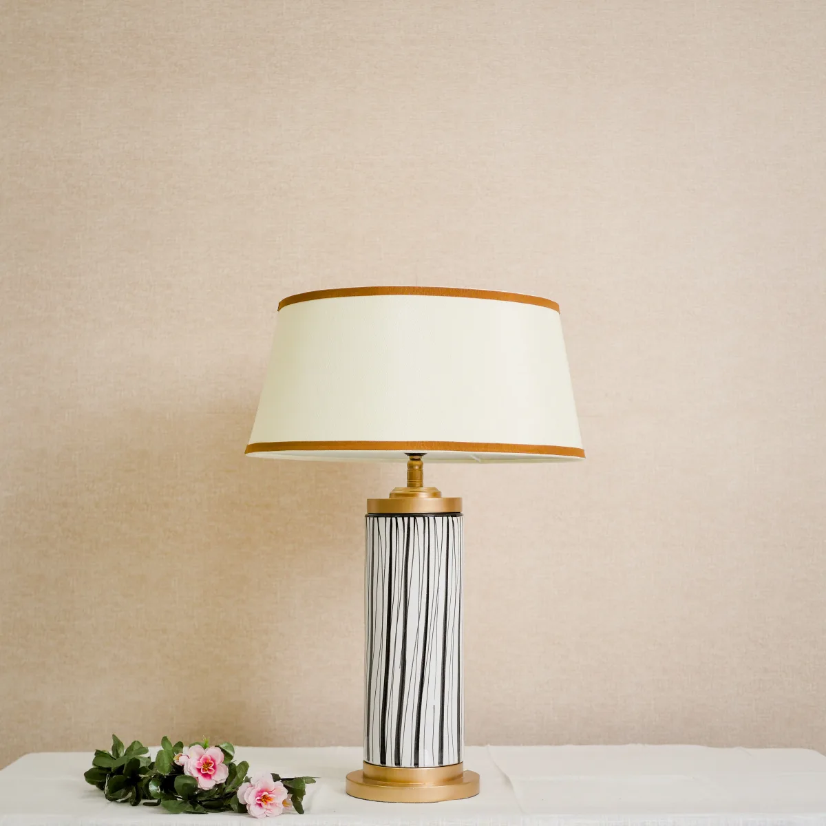 Đèn bàn vải chao trống đỏ đô, chân gốm oval họa tiết tia nắng trắng