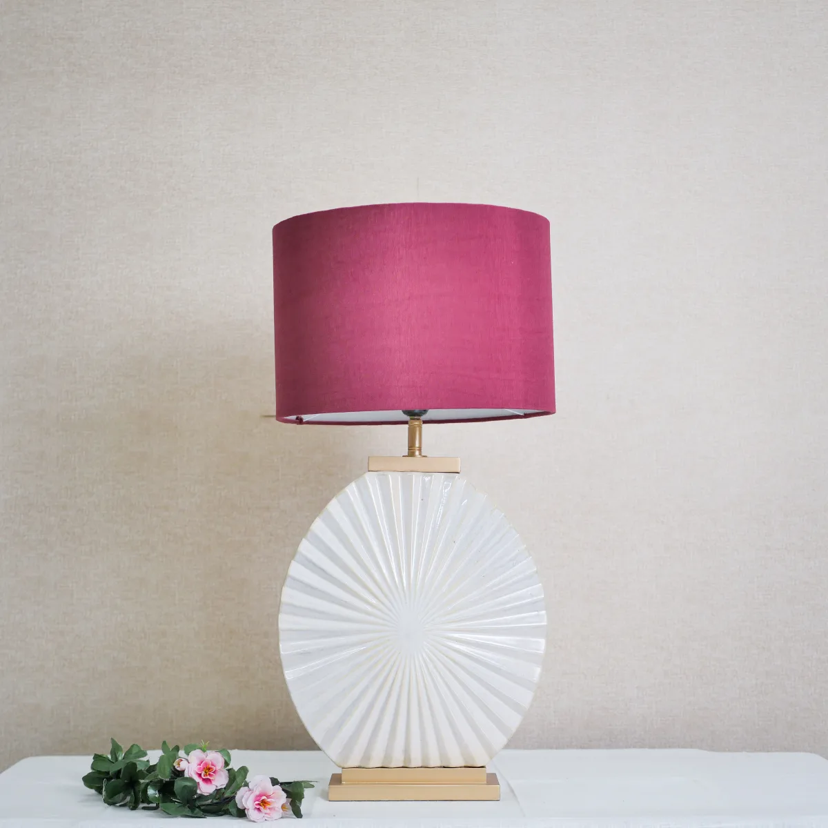 Đèn bàn vải chao trống hồng cánh sen, chân gốm oval họa tiết tia nắng trắng