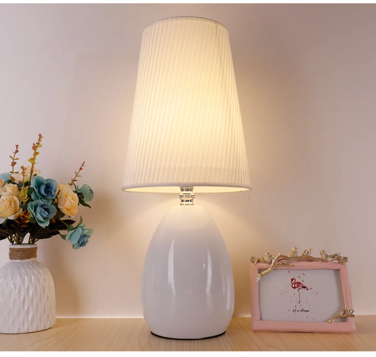 Chao đèn bàn vải trắng xếp ly dáng nón chân sứ giọt nước