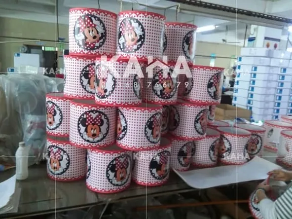 Chụp đèn vải in họa tiết theo yêu cầu — in trực tiếp lên vải trước khi căng khung Chụp đèn vải in họa tiết theo yêu cầu — in trực tiếp lên vải trước khi căng khung