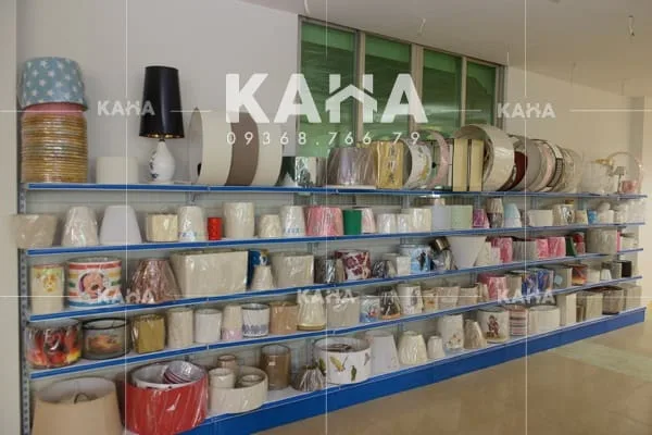Kệ trưng bày đa dạng mẫu chụp đèn vải tại xưởng gia công Denvai Kệ trưng bày đa dạng mẫu chụp đèn vải tại xưởng gia công Denvai