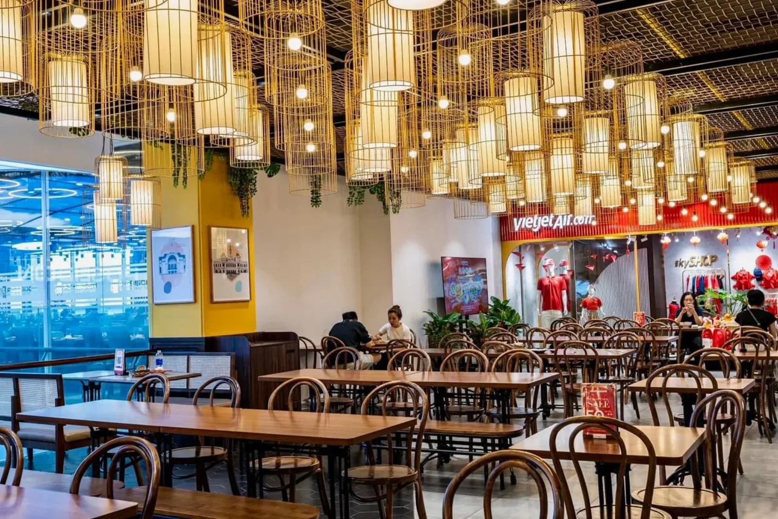 Đèn chụp vải khung nan gỗ trang trí bàn ăn nhà hàng ấm cúng — công trình Denvai thực hiện