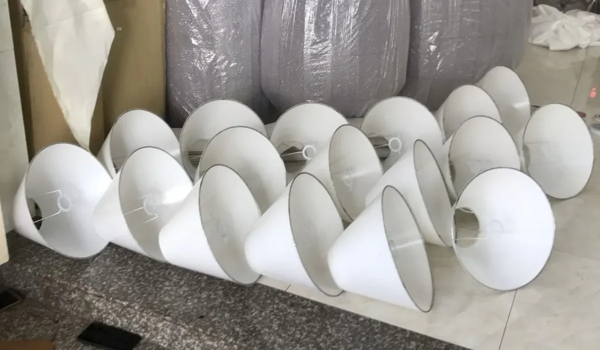 Chao đèn vải trắng dáng nón
