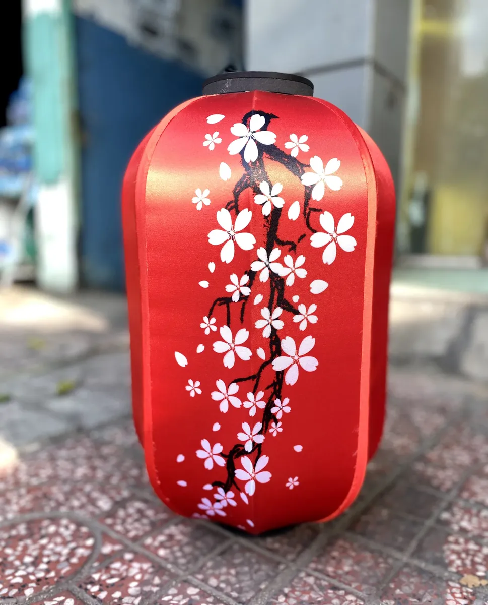Đèn lồng đỏ in hoạ tiết cành hoa và chim đen