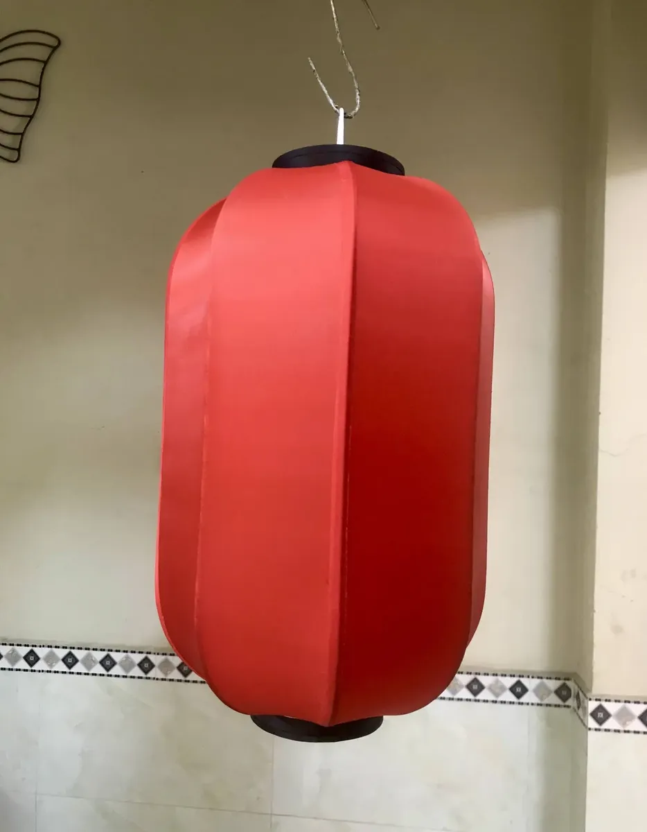 Đèn lồng vải đỏ dáng trụ bầu dục viền đen