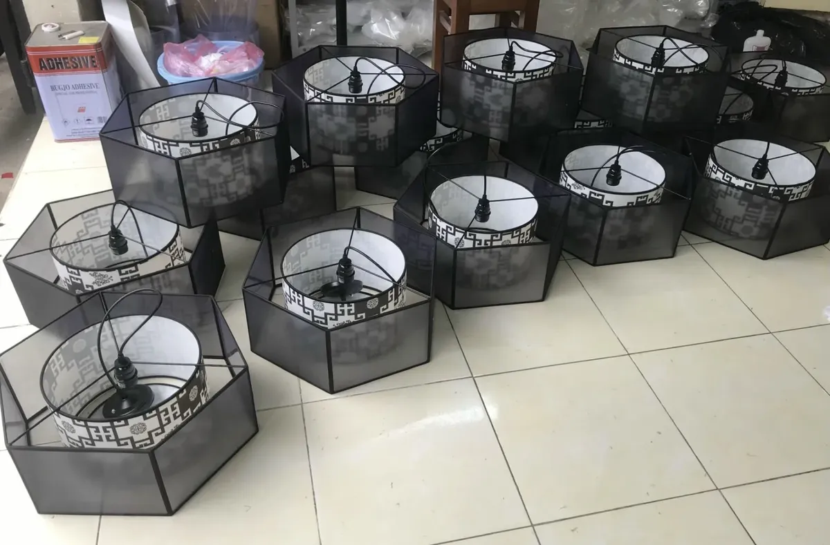 Đèn thả khung đen lục giác vải hoa văn