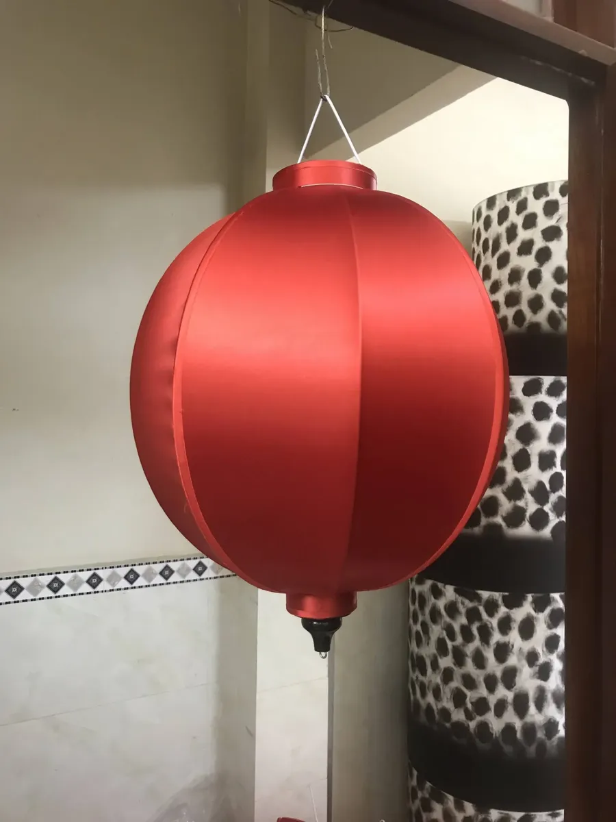 Đèn thả vải đỏ dáng cầu tròn viền cổ đen