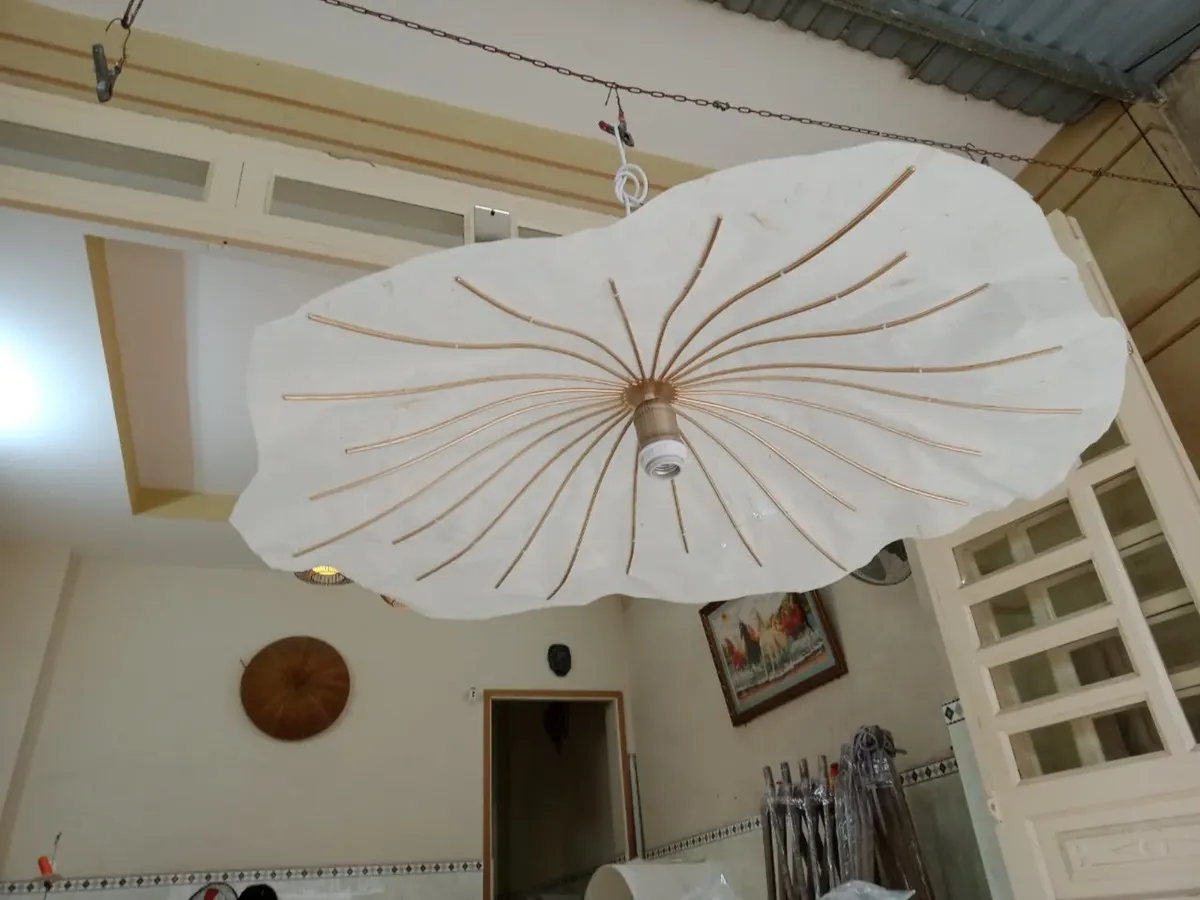 Đèn thả vải trắng dáng lá bầu dục gân đồng