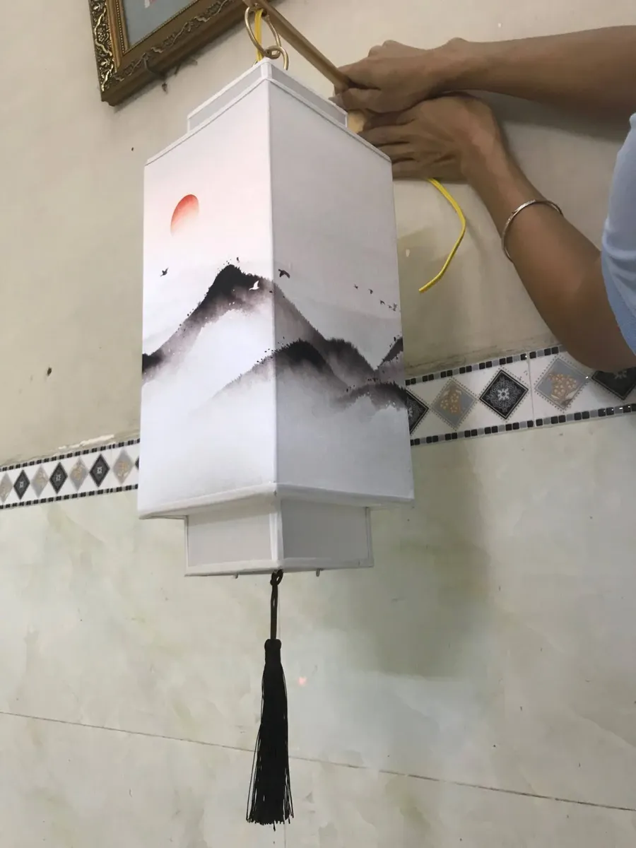 Đèn tường vải vuông in tranh núi kèm tua rua