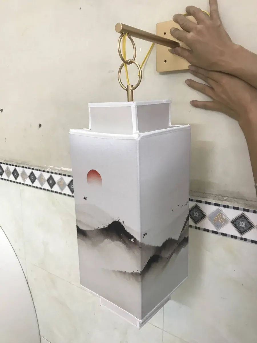 Đèn tường vải vuông in tranh núi mặt trời